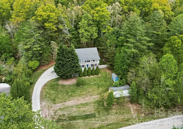 Photo 1 of Single family home for sale at 10 Country Rd, Hendersonville, NC 28791 | MLS# 4372517 | Listing updated on 2026-09-01