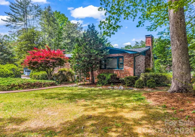 Homes for sale in Etowah, NC | 122 W Sweetbriar Ln, Etowah, NC 28729 | MLS# 4372577
