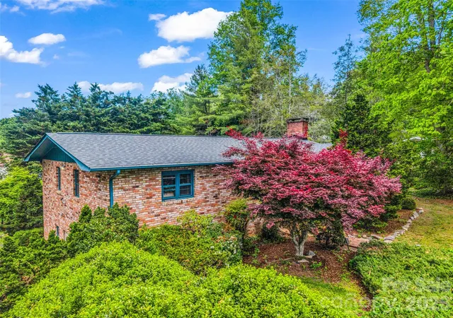 Homes for sale in Etowah, NC | 122 W Sweetbriar Ln, Etowah, NC 28729 | MLS# 4372577