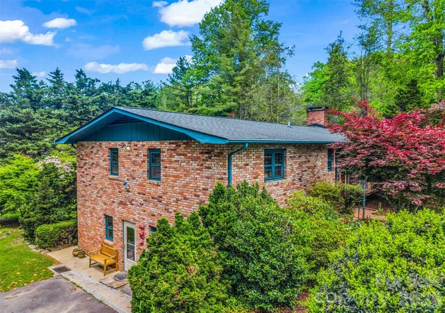Homes for sale in Etowah, NC | 122 W Sweetbriar Ln, Etowah, NC 28729 | MLS# 4372577