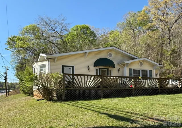 Photo 1 of Single family home for sale at 880 N Main St, Marion, NC 28752 | MLS# 4372624 | Listing updated on 2026-05-30