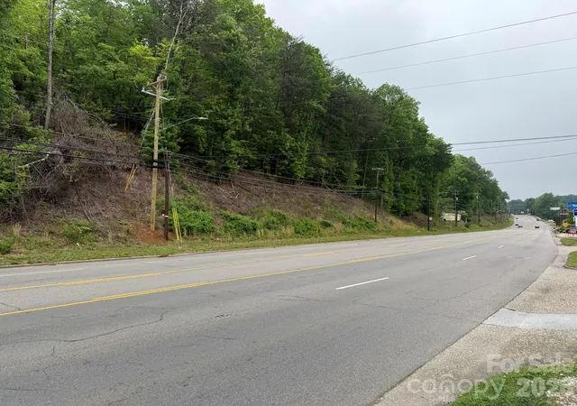 Photo 3 of Single family home for sale at 880 N Main St, Marion, NC 28752 | MLS# 4372624 | Listing updated on 2026-05-30