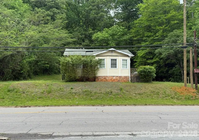 Photo 4 of Single family home for sale at 880 N Main St, Marion, NC 28752 | MLS# 4372624 | Listing updated on 2026-05-30