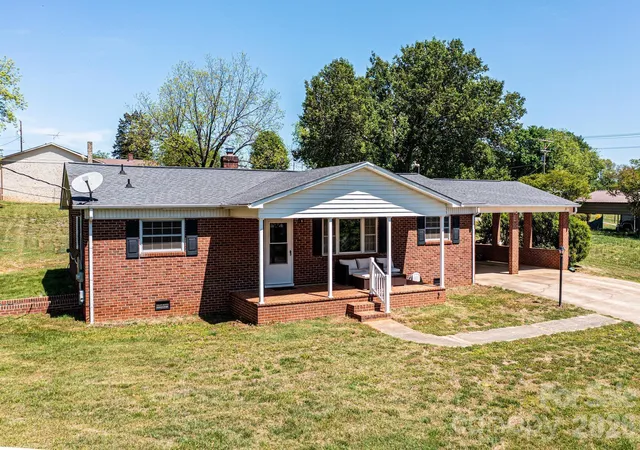 Homes for sale in Newton, NC | 2984 Lutz Blvd, Newton, NC 28658 | MLS# 4372809