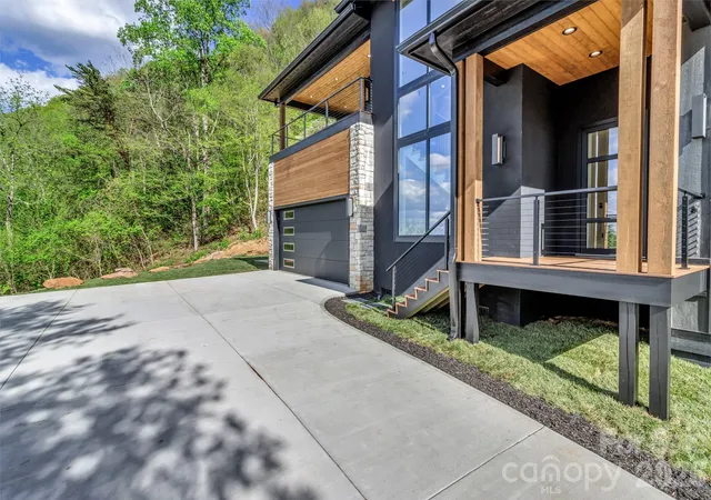 Photo 4 of Sale Pending at 134 View Ridge Pkwy, Leicester, NC 28748 | MLS# 4372870 | Listing updated on 2026-09-04