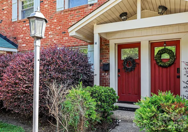 3rd image of 1201 Grn Oaks Ln, Charlotte, NC 28205
