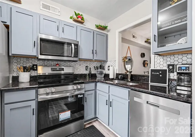4th image of 1201 Grn Oaks Ln, Charlotte, NC 28205
