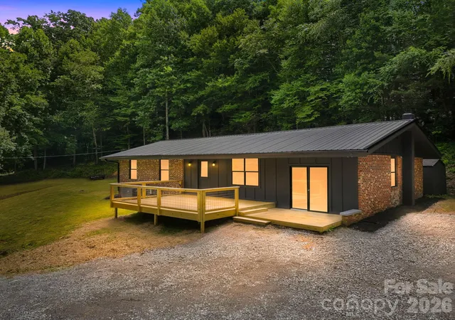 Photo 5 of Single family home for sale at 30 Top Of The Mountain Rd, Hendersonville, NC 28739 | MLS# 4373057 | Listing updated on 2026-08-18