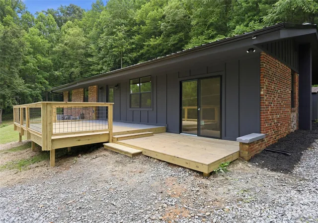 Photo 1 of Single family home for sale at 30 Top Of The Mountain Rd, Hendersonville, NC 28739 | MLS# 4373057 | Listing updated on 2026-08-18