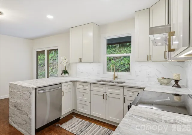Photo 2 of Single family home for sale at 30 Top Of The Mountain Rd, Hendersonville, NC 28739 | MLS# 4373057 | Listing updated on 2026-08-18