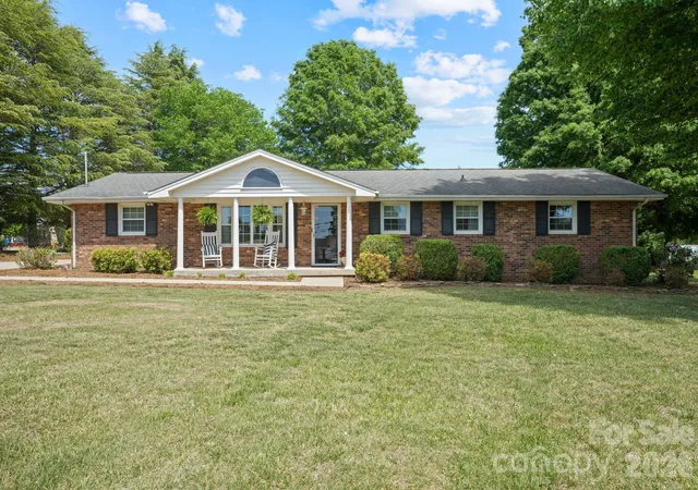 Photo 3 of Single family home for sale at 3328 Sulphur Springs Rd Ne, Hickory, NC 28601 | MLS# 4373155 | Listing updated on 2026-08-03