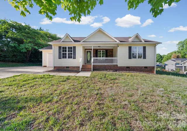 Photo 4 of Single family home for sale at 2327 Sunset Dr, Gastonia, NC 28054 | MLS# 4373394 | Listing updated on 2026-09-14