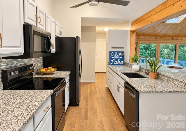 Photo 3 of Single family home for sale at 960 Middle Connestee Trl, Brevard, NC 28712 | MLS# 4373421 | Listing updated on 2026-09-29