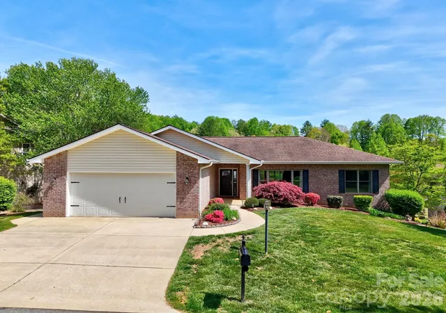 Homes for sale in Hendersonville, NC | 108 Fairway Knoll Dr, Hendersonville, NC 28739 | MLS# 4373468