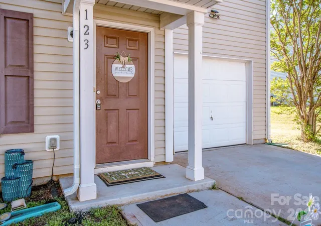 Photo 2 of Sale Pending at 123 Kingsgate Ct, Statesville, NC 28625 | MLS# 4373485 | Listing updated on 2026-09-29