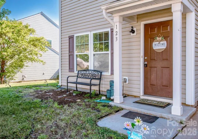 Photo 3 of Sale Pending at 123 Kingsgate Ct, Statesville, NC 28625 | MLS# 4373485 | Listing updated on 2026-09-29