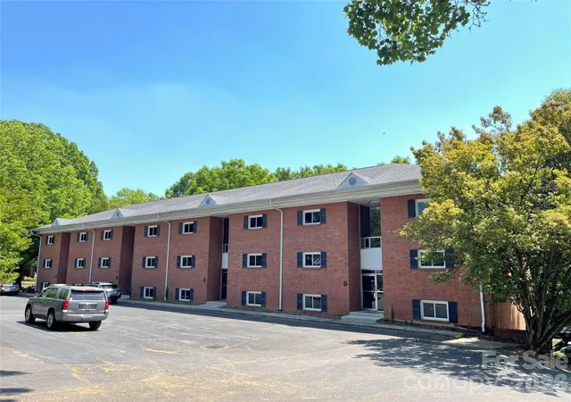 Photo 2 of Condo for sale at 400 Queens Rd #E5, Charlotte, NC 28207 | MLS# 4373514 | Listing updated on 2026-10-03