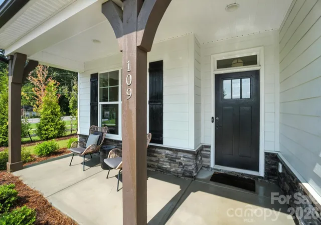 Photo 3 of Single family home for sale at 109 Summerhill Dr, Mooresville, NC 28115 | MLS# 4373648 | Listing updated on 2026-07-26