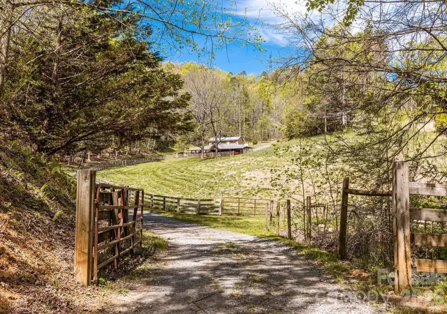 Homes for sale in Bryson City, NC | 440 Husky Rd, Bryson City, NC 28713 | MLS# 4373659