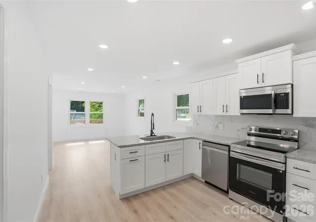 Photo 2 of Sale Pending at 921 Green Cir Dr, Gastonia, NC 28054 | MLS# 4373912 | Listing updated on 2026-09-18