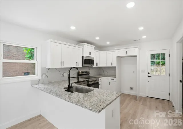Photo 4 of Sale Pending at 921 Green Cir Dr, Gastonia, NC 28054 | MLS# 4373912 | Listing updated on 2026-09-18