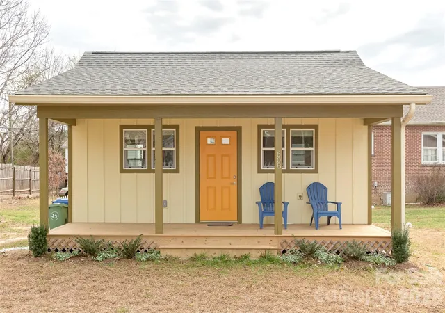 1st image of 608 Ray Ave, Hendersonville, NC 28792 | MLS# 4374052