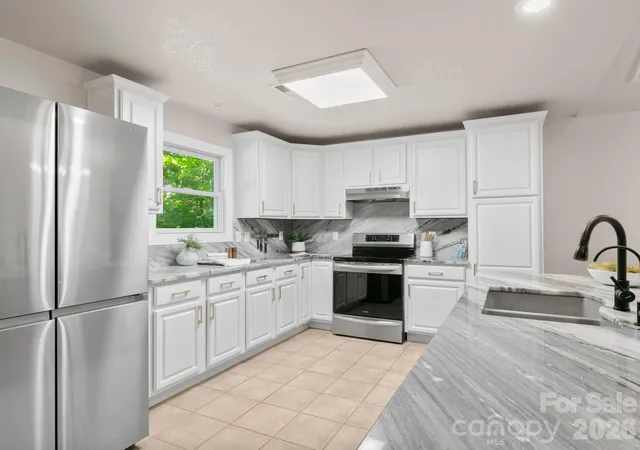 Photo 3 of Single family home for sale at 220 Jones Ct, Lake Lure, NC 28746 | MLS# 4374099 | Listing updated on 2026-09-21