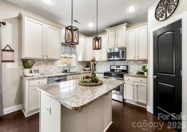 Photo 2 of Single family home for sale at 1007 Hamil Ridge Dr, Waxhaw, NC 28173 | MLS# 4374498 | Listing updated on 2026-09-23