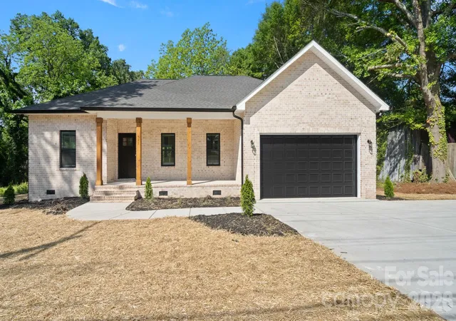 Photo 3 of Single family home for sale at 511 N Flint St, Lincolnton, NC 28092 | MLS# 4374632 | Listing updated on 2026-08-10