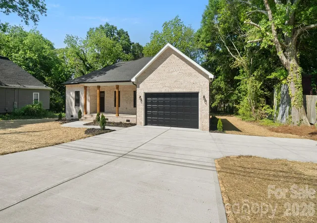Photo 3 of Single family home for sale at 511 N Flint St, Lincolnton, NC 28092 | MLS# 4374632 | Listing updated on 2026-08-10