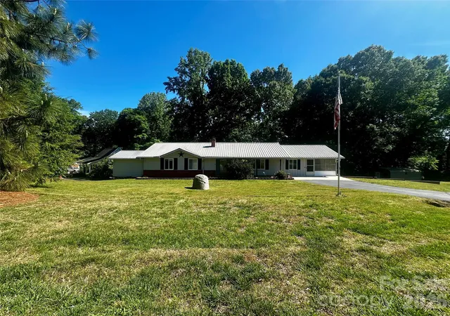 Photo 1 of Single family home for sale at 263 Spring Shore Rd, Statesville, NC 28677 | MLS# 4374688 | Listing updated on 2026-05-20