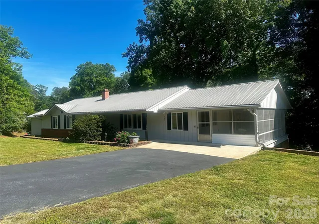 Photo 2 of Single family home for sale at 263 Spring Shore Rd, Statesville, NC 28677 | MLS# 4374688 | Listing updated on 2026-05-20