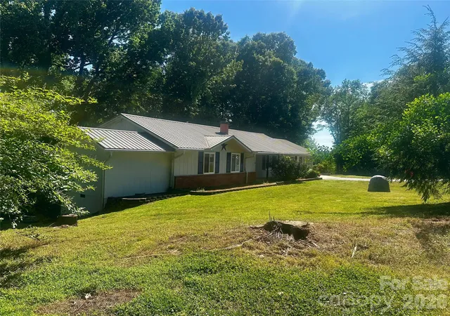 Photo 3 of Single family home for sale at 263 Spring Shore Rd, Statesville, NC 28677 | MLS# 4374688 | Listing updated on 2026-05-20