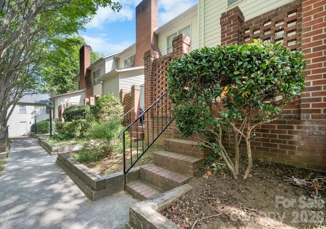 2nd image of 239 13Th Ave Pl Nw, Hickory, NC 28601