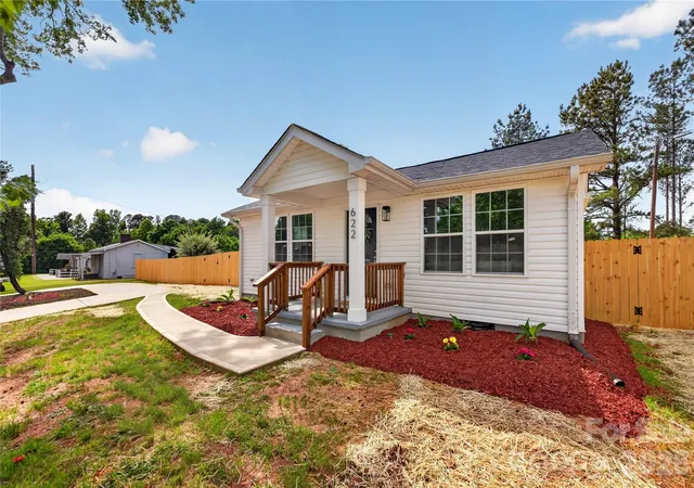 Photo 1 of Single family home for sale at 622 W Catawba Ave, Mount Holly, NC 28120 | MLS# 4374911 | Listing updated on 2026-09-20
