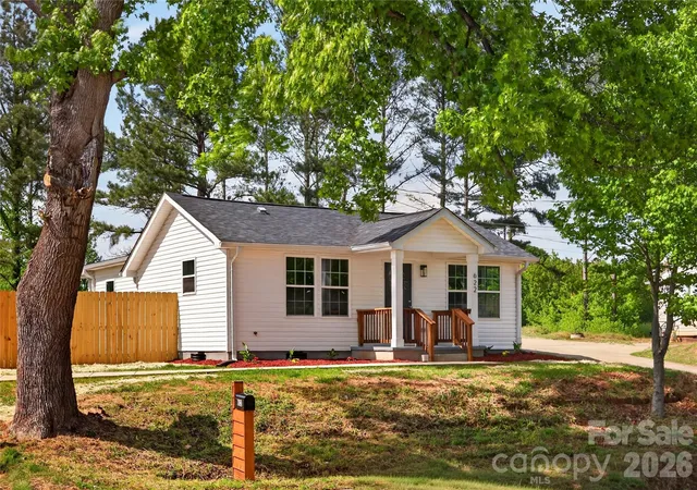 Photo 2 of Single family home for sale at 622 W Catawba Ave, Mount Holly, NC 28120 | MLS# 4374911 | Listing updated on 2026-09-20
