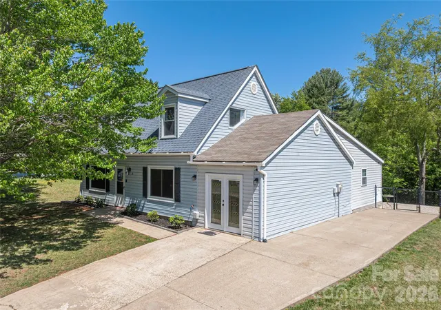 Photo 1 of Single family home for sale at 20 Lionel Pl, Asheville, NC 28806 | MLS# 4375018 | Listing updated on 2026-09-29