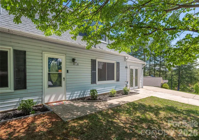 Photo 2 of Single family home for sale at 20 Lionel Pl, Asheville, NC 28806 | MLS# 4375018 | Listing updated on 2026-09-29