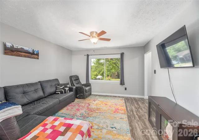 Photo 3 of Single family home for sale at 20 Lionel Pl, Asheville, NC 28806 | MLS# 4375018 | Listing updated on 2026-09-29