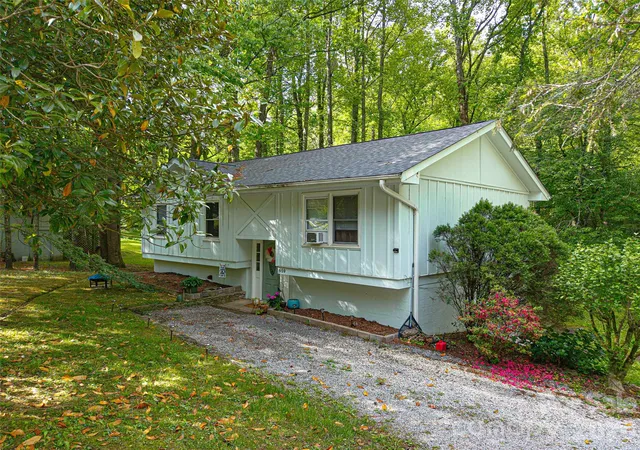 Photo 1 of Single family home for sale at 659 Salisbury Rd, Hendersonville, NC 28792 | MLS# 4375304 | Listing updated on 2026-06-25