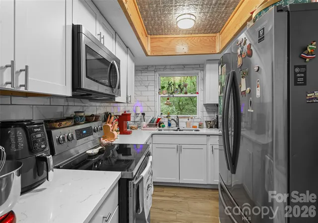 Photo 4 of Single family home for sale at 659 Salisbury Rd, Hendersonville, NC 28792 | MLS# 4375304 | Listing updated on 2026-06-25