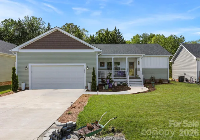 Homes for sale in Hendersonville, NC | 143 Beechnut Dr, Hendersonville, NC 28739 | MLS# 4375324