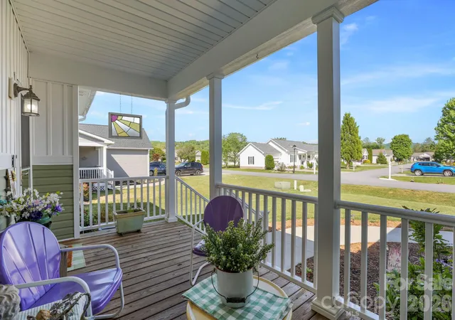 Homes for sale in Hendersonville, NC | 143 Beechnut Dr, Hendersonville, NC 28739 | MLS# 4375324