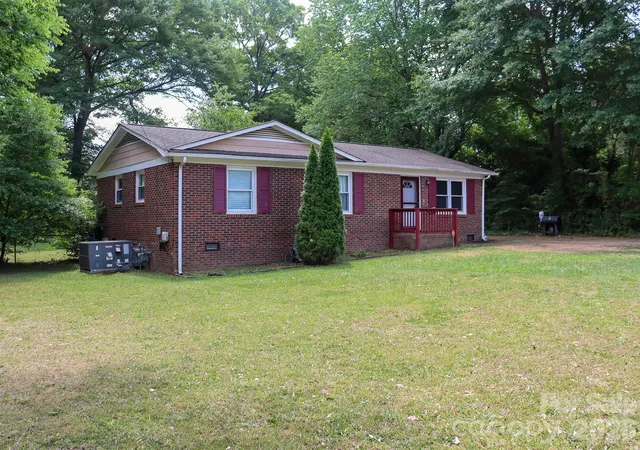 Photo 2 of Sale Pending at 1006 Iris Dr, Gastonia, NC 28056 | MLS# 4375329 | Listing updated on 2026-09-21