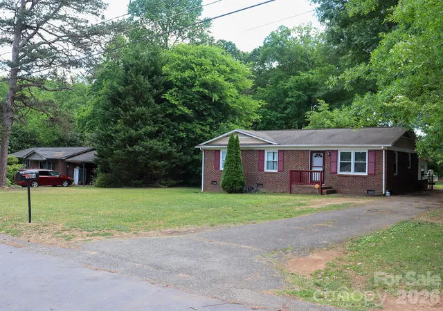 Photo 3 of Sale Pending at 1006 Iris Dr, Gastonia, NC 28056 | MLS# 4375329 | Listing updated on 2026-09-21
