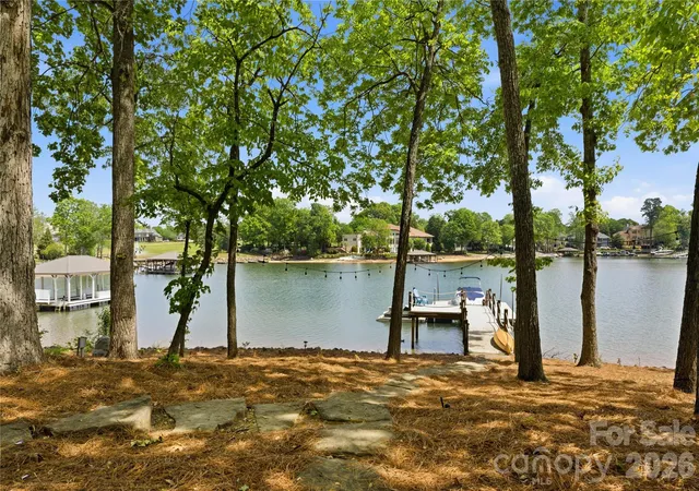Photo 3 of Single family home for sale at 18426 Peninsula Cvs Ln, Cornelius, NC 28031 | MLS# 4375387 | Listing updated on 2026-08-29