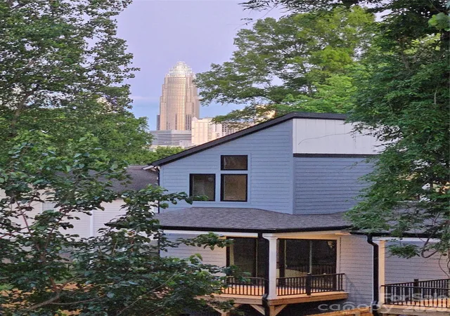 Photo 4 of Townhouse for sale at 562 W End Dr, Charlotte, NC 28208 | MLS# 4375491 | Listing updated on 2026-09-15