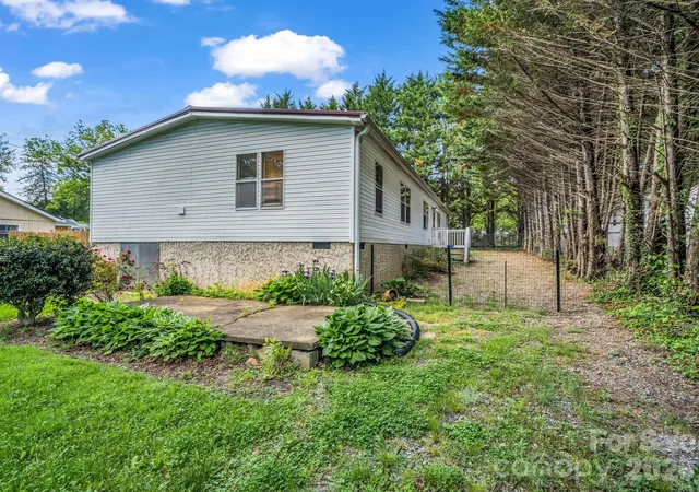 Photo 4 of Single family home for sale at 213 Old State Ten Rd, Black Mountain, NC 28711 | MLS# 4375509 | Listing updated on 2026-06-24