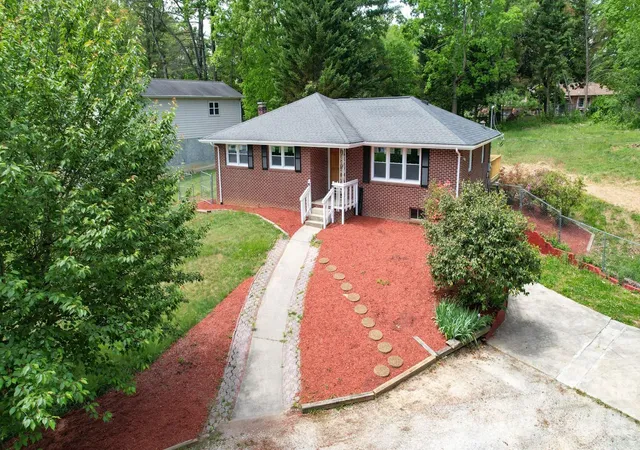 Homes for sale in Hendersonville, NC | 509 Brookside Camp Rd, Hendersonville, NC 28792 | MLS# 4375720