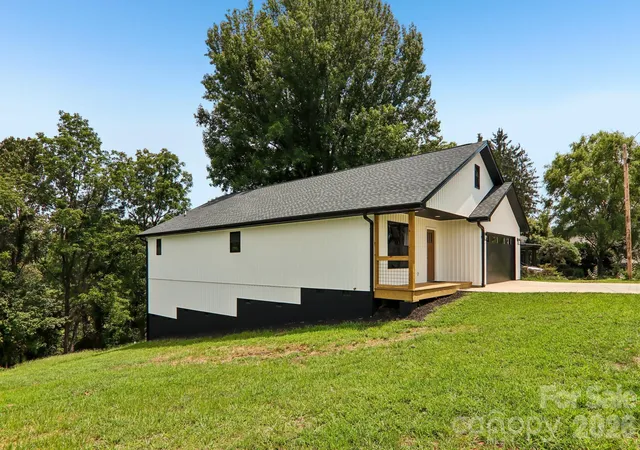 Photo 3 of Single family home for sale at 124 N Main St, Mars Hill, NC 28754 | MLS# 4375726 | Listing updated on 2026-09-04